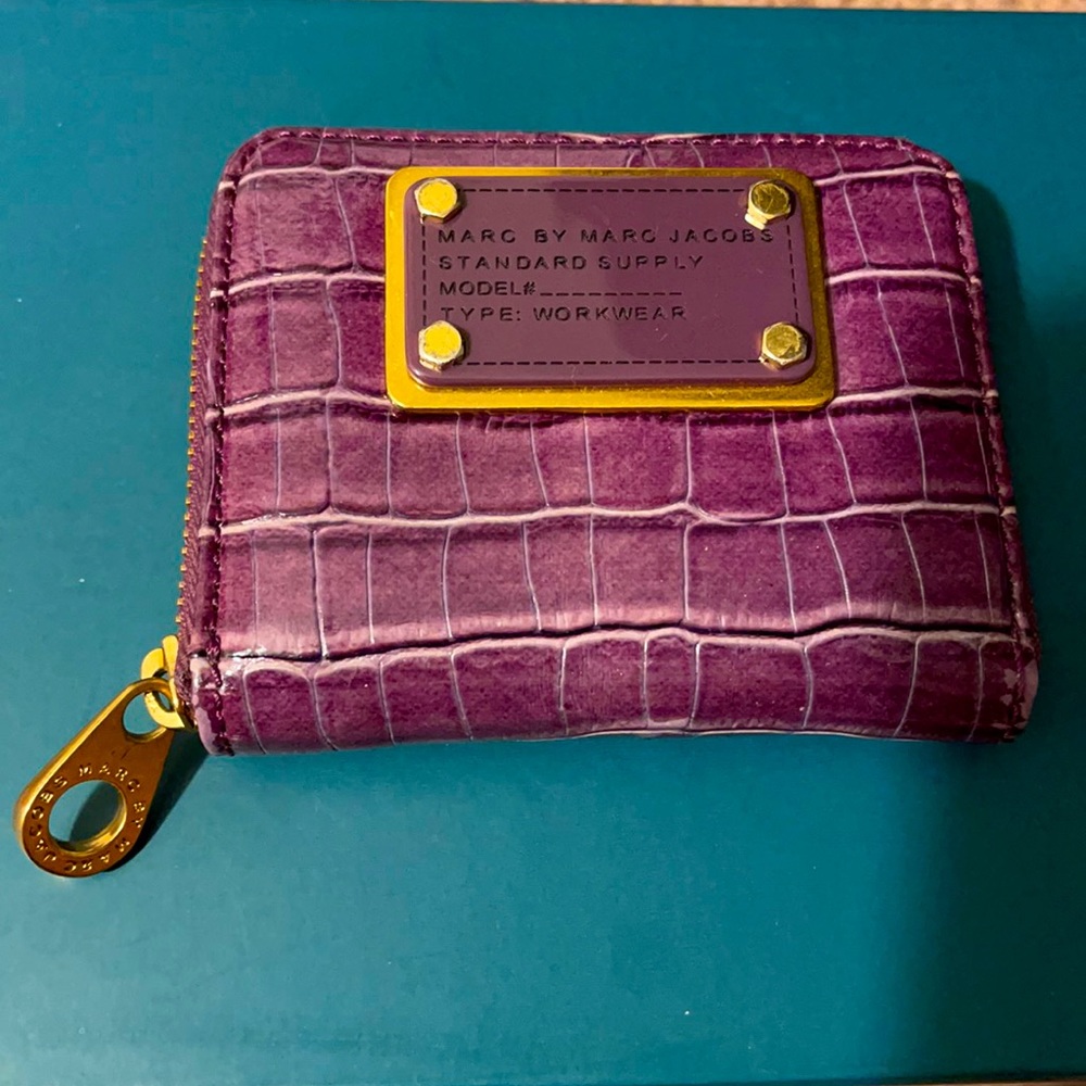 Women’s wallet.